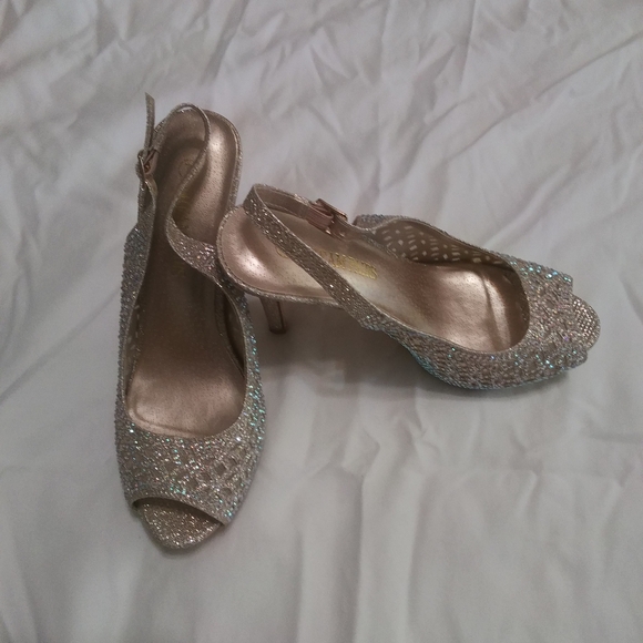 Dream Pairs Crystal Encrusted Champagne 4 Inche Heels Size 7 - Picture 2 of 5